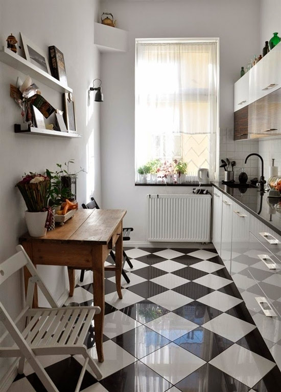 Диагональная укладка чёрно-белой плитки на полу кухни