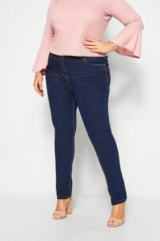 Синие классические джинсы для полных женщин