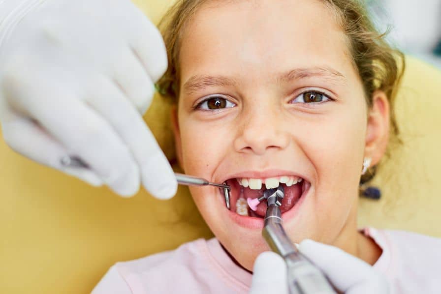 С какого возраста посещать стоматолога ребенку