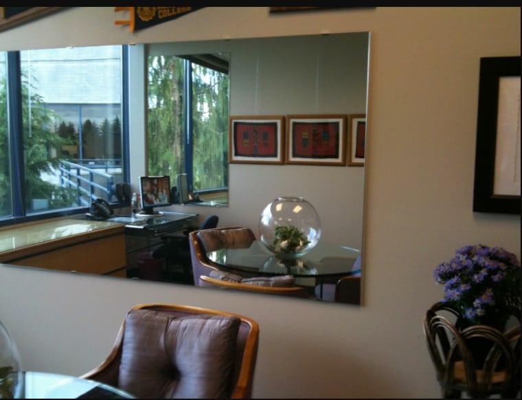 Зеркала на стене в офисе