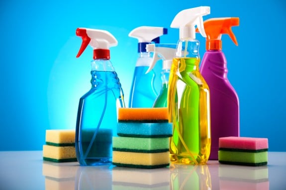 Як швидко прибирати в домі? Треба, щоб все було під руками: від засобів для чищення до губок.